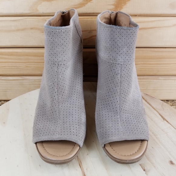 Franco Sarto GOLDIE 10M Leather Peep Toe Ankle Booties Boots Perforated Back Zip - Picture 3 of 10